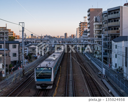 【京浜東北線】早朝の蒲田の街並みを通過する普通列車 135024938