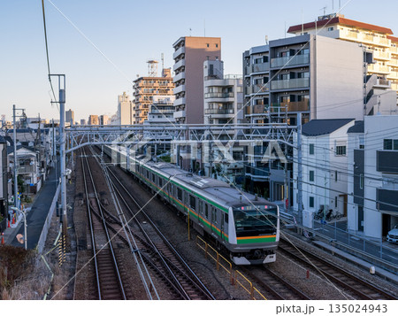 【東海道本線】早朝の蒲田の街並みを通過する普通列車 135024943