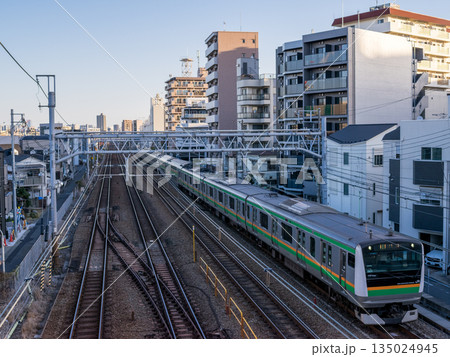 【東海道本線】早朝の蒲田の街並みを通過する普通列車 135024945