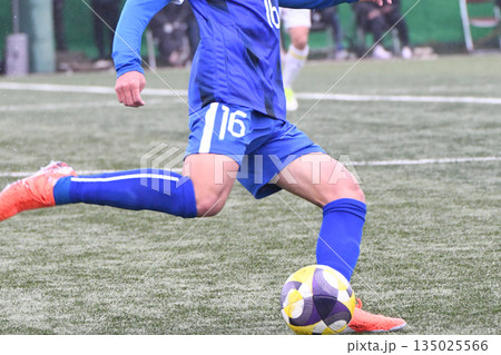 ボールを蹴るサッカー選手 ボールを蹴るサッカー選手 135025566