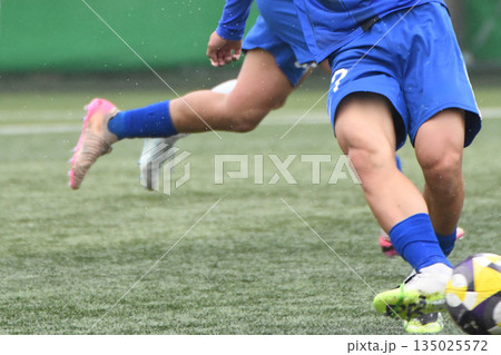 ボールを蹴るサッカー選手 ボールを蹴るサッカー選手 135025572
