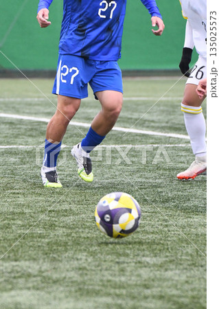 ドリブルするサッカー選手 ドリブルするサッカー選手 135025573