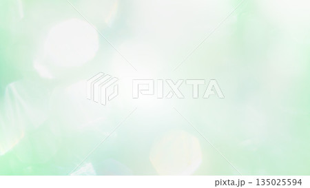 ふんわりキラキラ背景　新緑色　玉ボケぼかしグラデーション 135025594