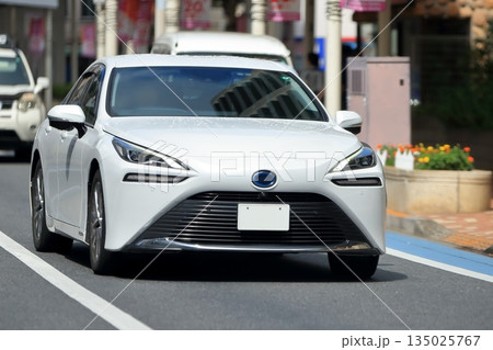 走行中の燃料電池自動車　イメージ 135025767