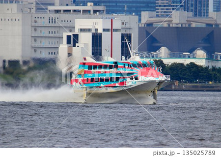 海面を爽快に疾走… 東京港内を翼走する『ジェットホイル』 135025789