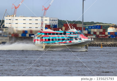 海面を爽快に疾走… 東京港内を翼走する『ジェットホイル』 海面を爽快に疾走… 東京港内を翼走する『ジェットホイル』 135025793