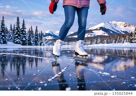 湖畔でスケートをする女性 135025844