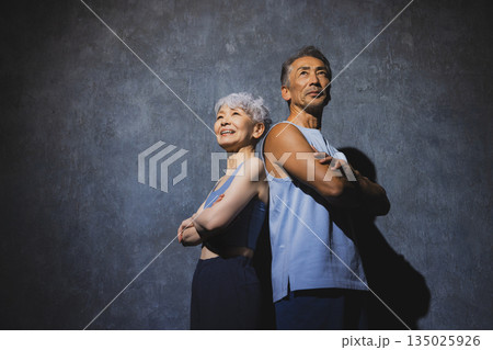 スポーツウェアのシニアカップル  135025926