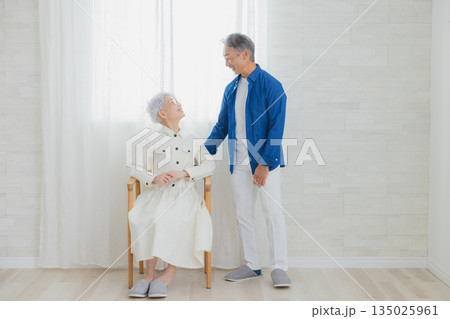 リビングの笑顔のシニアカップル  135025961