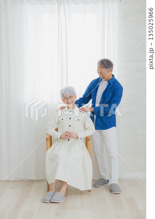 リビングの笑顔のシニアカップル  135025966