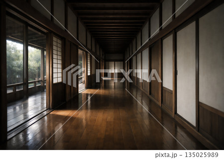 日本家屋の静かな廊下 135025989