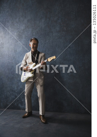 ギターを弾くシニア男性 135026111
