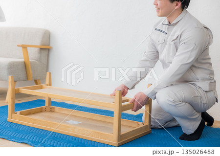 作業着を着た男性と配送を依頼する女性 作業着を着た男性と配送を依頼する女性 135026488