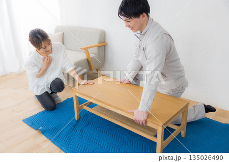 作業着を着た男性と配送を依頼する女性 135026490