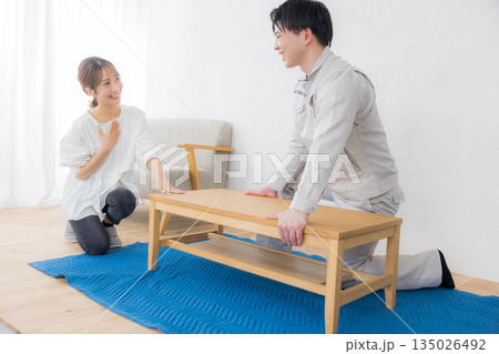 作業着を着た男性と配送を依頼する女性 135026492