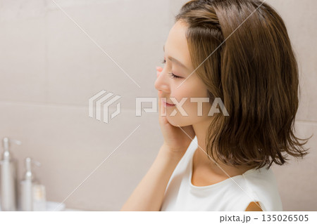 鏡を見る若い女性 135026505