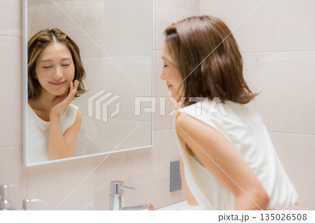鏡を見る若い女性 鏡を見る若い女性 135026508