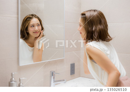 鏡を見る若い女性 鏡を見る若い女性 135026510