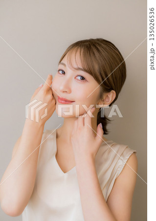 肌の綺麗な女性 135026536