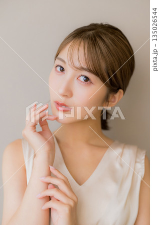 肌の綺麗な女性 135026544