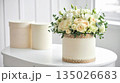 アイボリーとホワイトのばらのボックスアレンジメント 135026683
