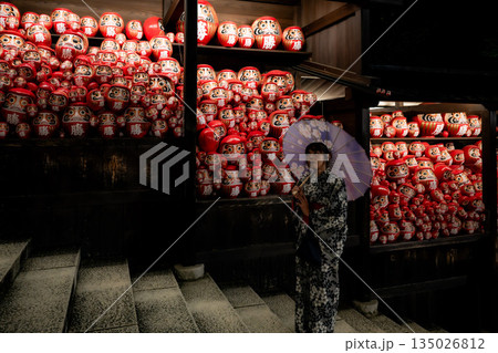 勝尾寺　ダルマと浴衣姿の女性 135026812