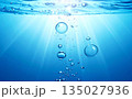光が差す水中の泡 135027936