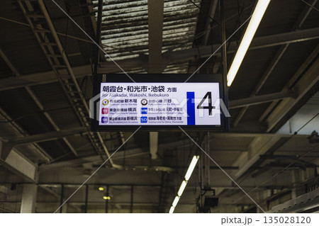 東武東上線の駅構内に設置された行先案内看板 東武東上線の駅構内に設置された行先案内看板 135028120