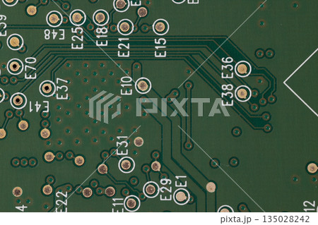 ハードディスクドライブ（HDD）の緑色の制御基板（コントローラー）のクローズアップ 135028242