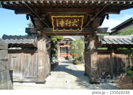 東京都台東区 谷中 大泉寺 山門と参道 日本の寺院風景 135028288