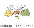 節分の福豆を食べる家族の手描きイラスト 135028302