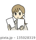 書類を見比べる女性イラスト 135028319