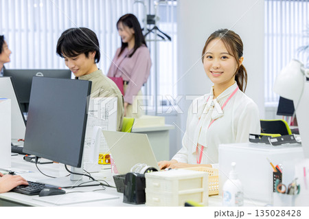 オフィスで働く人々 オフィスで働く人々 135028428