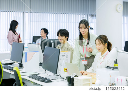 オフィスで働く人々 オフィスで働く人々 135028432