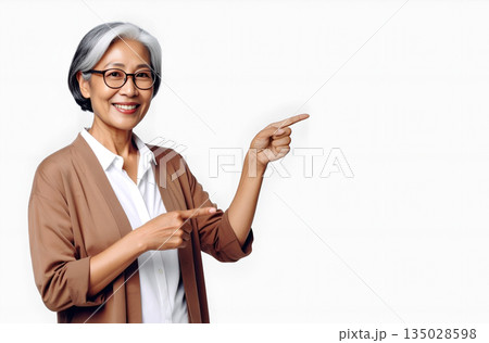 指をさして案内する高齢の女性　コピースペース 135028598