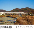 川を渡る御殿場線 135028620