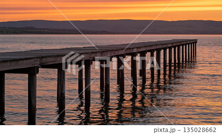 夕陽と桟橋 135028662