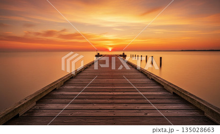 夕陽と桟橋 135028663