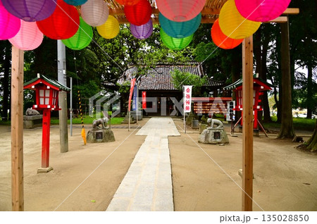 ユニークな顔の狛犬がいる盛岡天満宮の提灯飾り 135028850