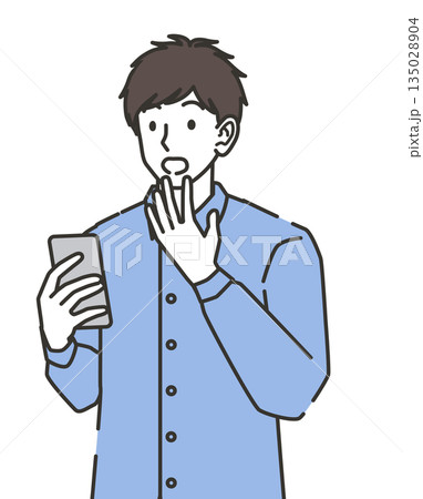 スマホを見て驚く20代男性 135028904