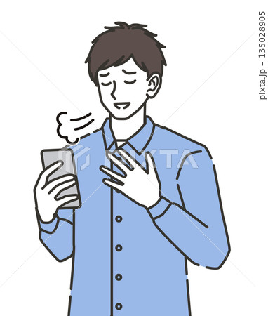 スマホを見て安心する男性 135028905