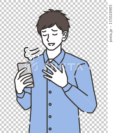 スマホを見て安心する男性 135028905