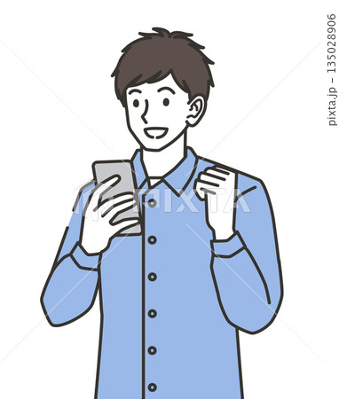 スマホを見て喜ぶ男性 135028906