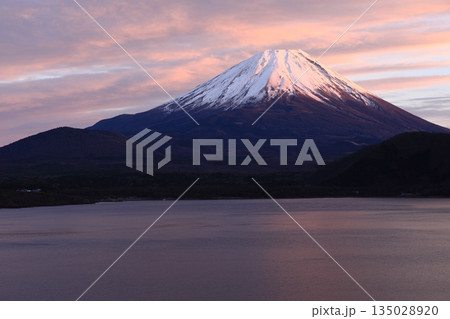 夕暮れ時の赤富士 135028920