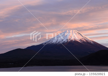 夕暮れ時の赤富士 135028921