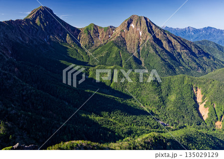 八ヶ岳連峰・赤岩ノ頭から見る赤岳・阿弥陀岳と南アルプス 135029129