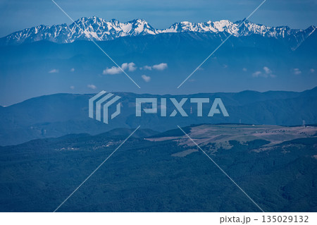 八ヶ岳連峰・赤岩ノ頭から見る残雪の槍・穂高連峰 135029132