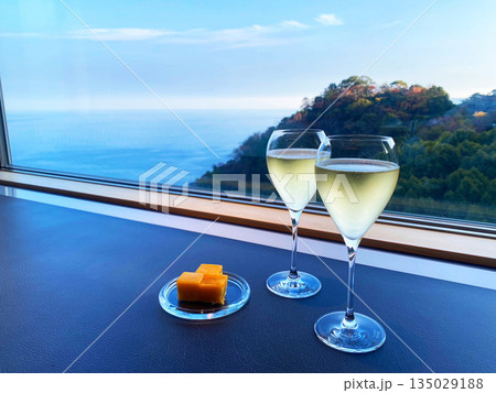 大人の旅にふさわしい上質な食事風景 135029188