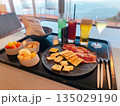 大人の旅にふさわしい上質な食事風景 135029190
