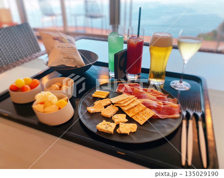 大人の旅にふさわしい上質な食事風景 135029190